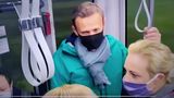 Alexej Nawalny hält sich am Haltegriff in einer Bahn fest