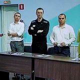 Alexej Nawalny mit seinen Anwälten bei einer Anhörung im August 2023