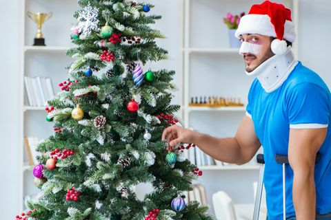 Ein verletzter Mann feiert Weihnachten