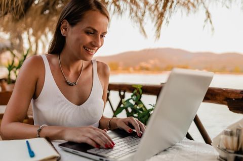 Viele Menschen verlassen sich für ihre Reisebuchung mittlerweile auf Online-Anbieter. Dabei gibt es aber große Unterschied, was Preis und Qualität angeht...