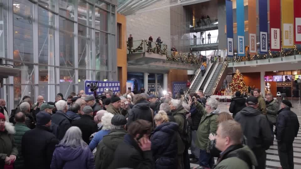 Video: PiS-Abgeordnete besetzen Sender Video: PiS-Abgeordnete besetzen Sender