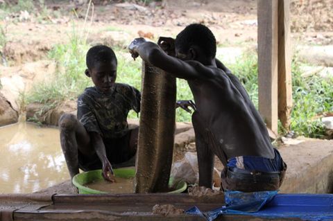 Lieferkettengesetz: Zwei Jungen waschen Erz in einer Goldverarbeitungsanlage in Ghana