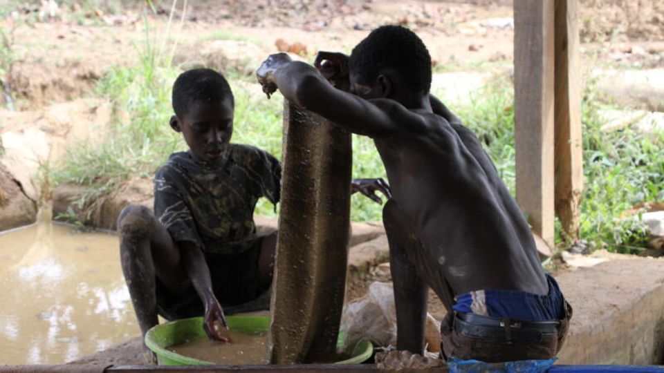Lieferkettengesetz: Zwei Jungen waschen Erz in einer Goldverarbeitungsanlage in Ghana