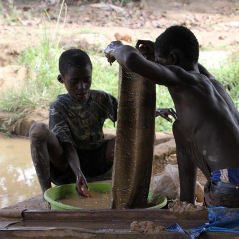 Lieferkettengesetz: Zwei Jungen waschen Erz in einer Goldverarbeitungsanlage in Ghana