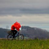 Radfahrer mit Regenschirm