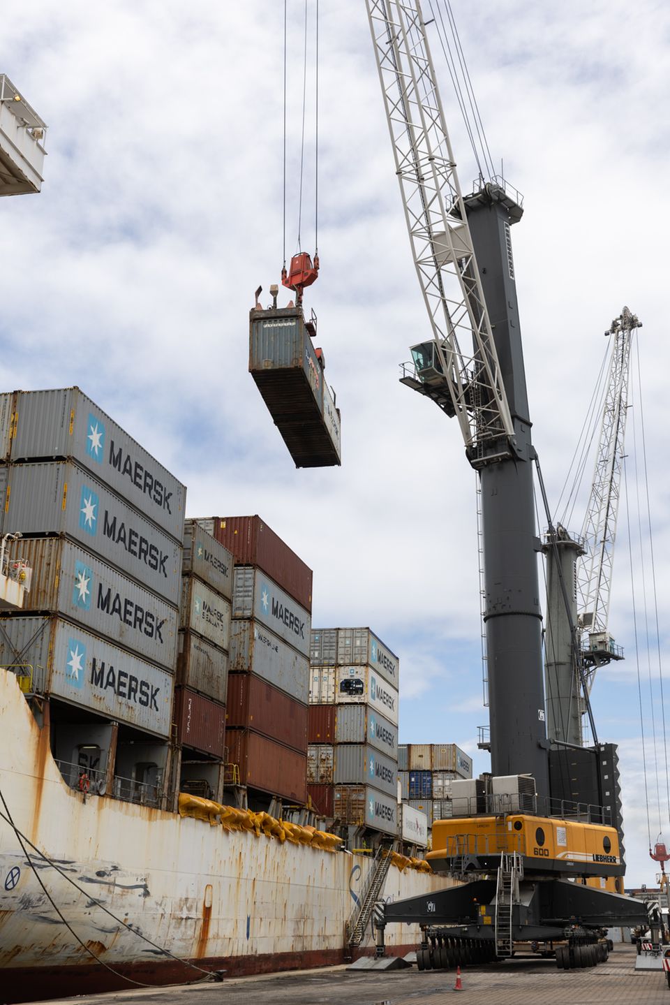 Kakao-Bohnen werden meist in Säcken in Containern nach Europa verschifft, wie hier aus San Pedro in der Elfenbeinküste. Der Hafen ist weltweit der größte Umschlagplatz für Kakao