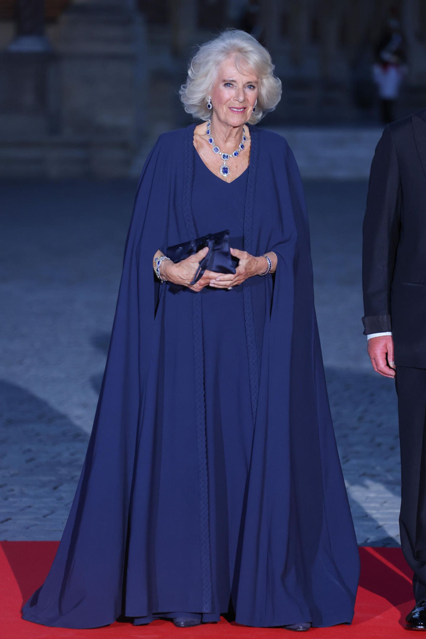 Camilla im dunkelblauen Kleid beim Staatsbesuch in Frankreich
