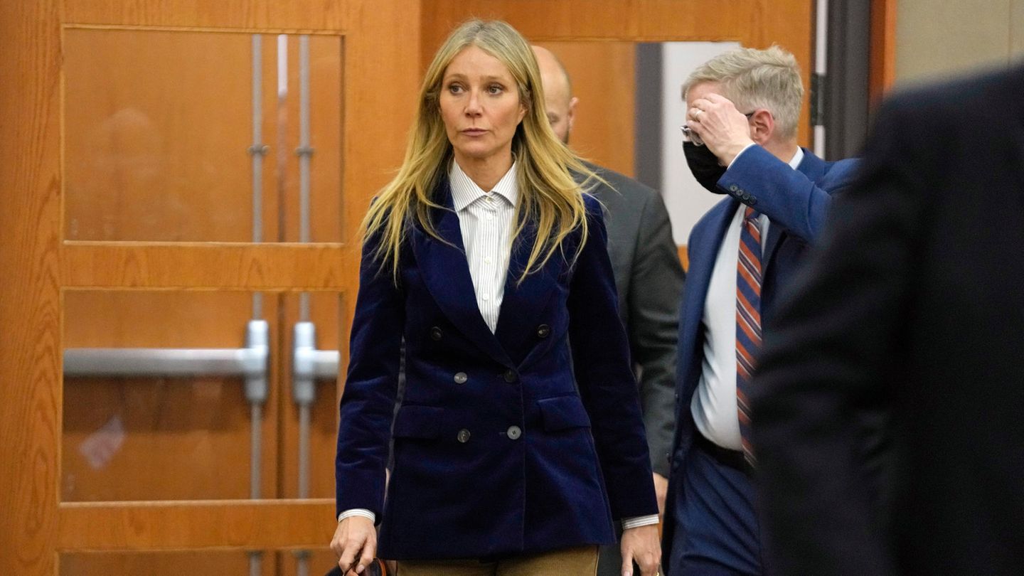 Gwyneth Paltrow Gwyneth Paltrow im Kordblazer im Gerichtssaal