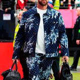 Football-Star Travis Kelce nach einem Spiel in einem Louis Vuitton-Jeanslook