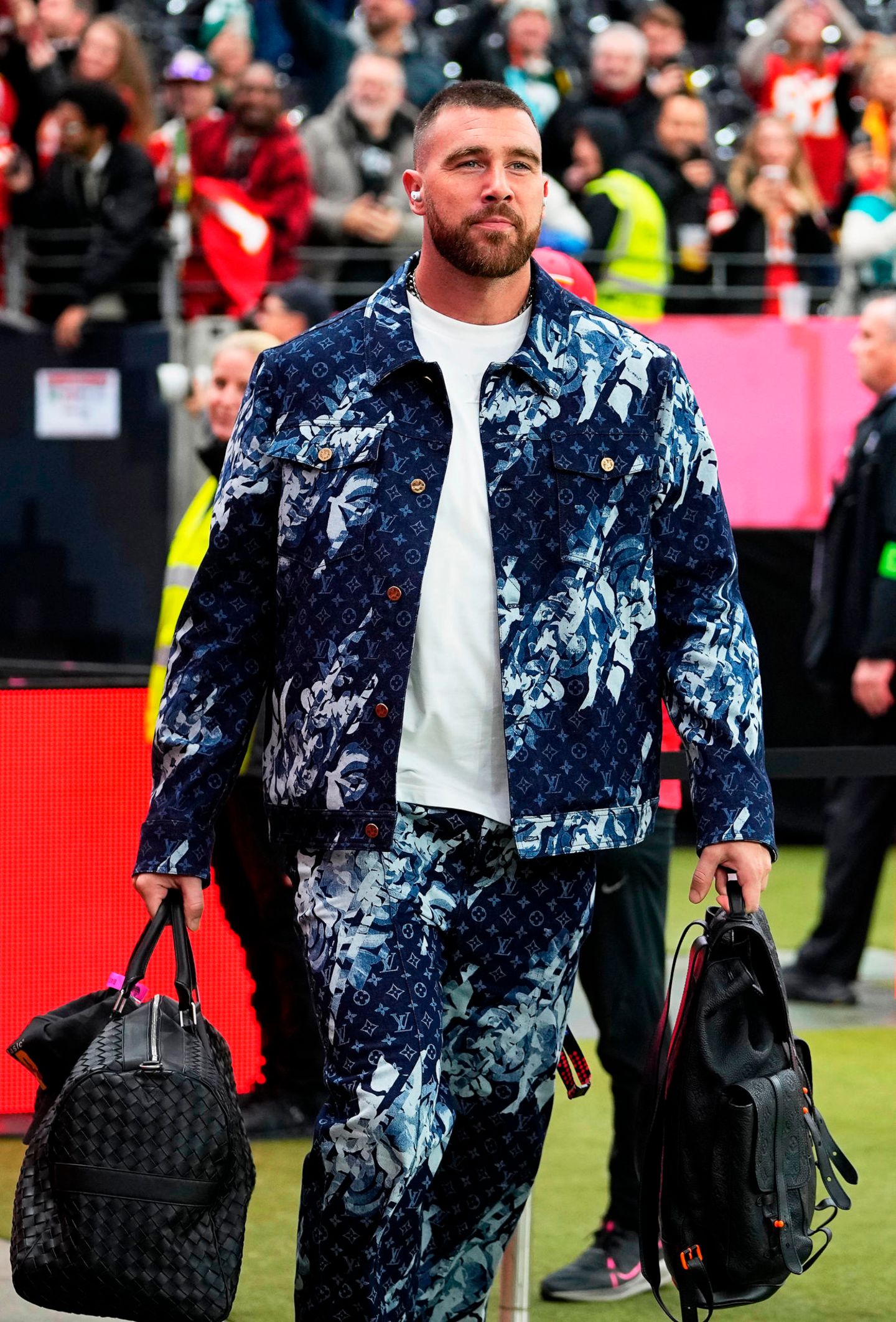 Travis Kelce Football-Star Travis Kelce nach einem Spiel in einem Louis Vuitton-Jeanslook