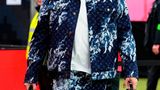 Football-Star Travis Kelce nach einem Spiel in einem Louis Vuitton-Jeanslook