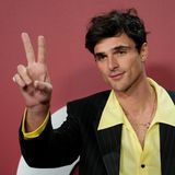 Jacob Elordi im schwarzen Sakko und mit gelbem Hemd