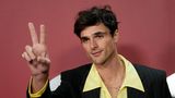 Jacob Elordi im schwarzen Sakko und mit gelbem Hemd