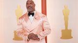 Dwayne Johnson in einem rosafarbenen Dinner Jacket bei den Oscars