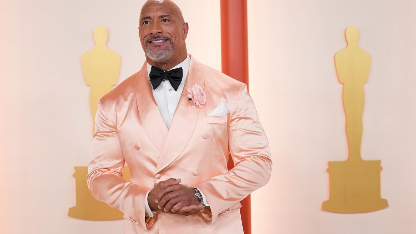 Dwayne Johnson in einem rosafarbenen Dinner Jacket bei den Oscars