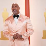 Dwayne Johnson in einem rosafarbenen Dinner Jacket bei den Oscars