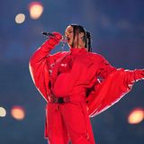 Rihanna im roten Overall beim Superbowl