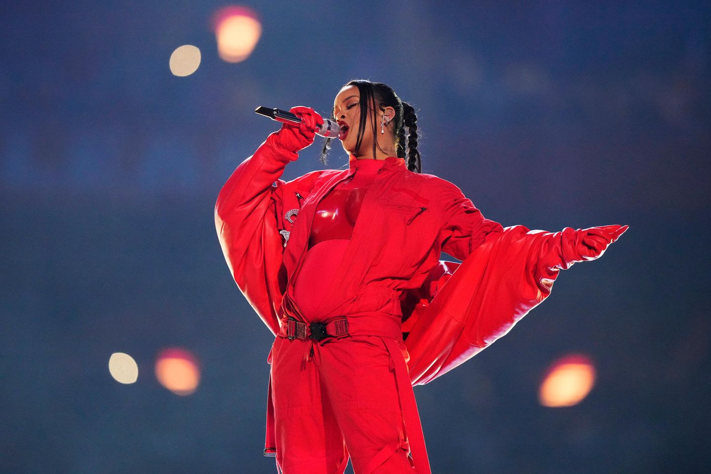 Rihanna Rihanna im roten Overall beim Superbowl
