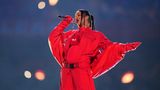 Rihanna im roten Overall beim Superbowl