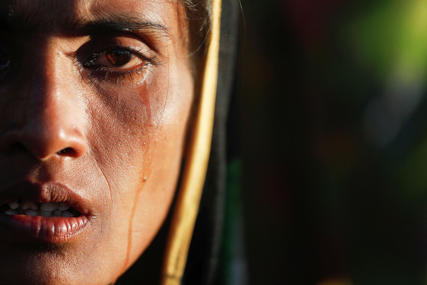 2017 – Bangladesch Eine dunkelhaarige Frau schaut in die Kamera. Eine Träne ist ihr Gesicht herunter gelaufen.