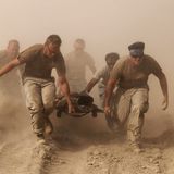 Rettung  Eine Explosion! Soldat verletzt! Seine Kameraden von der US-Navy tragen den Verwundeten zu einem Hubschrauber, der ihn ins Lazarett fliegen wird. Eine Szene aus der Provinz Kandahar im Süden Afghanistans. Der "Krieg gegen den Terror" fordert immer neue Opfer – unter den Soldaten, unter den Taliban, unter Zivilisten. Vorausgegangen waren die Anschläge vom 11. September 2001. Schon einen Monat später beginnt die Operation "Enduring Freedom" unter Führung der USA. Im Visier: Terroristen und ihre Unterstützer. Der Krieg in Afghanistan wird insgesamt 20 Jahre dauern. Zwar gelingt es der Allianz zunächst, das Taliban-Regime zu stürzen und die Islamisten für mehrere Jahre zu schwächen. Aber mit dem chaotischen Rückzug des Westens aus dem Land 2021 sind die alten Herrscher wieder an der Macht.