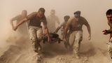 Rettung  Eine Explosion! Soldat verletzt! Seine Kameraden von der US-Navy tragen den Verwundeten zu einem Hubschrauber, der ihn ins Lazarett fliegen wird. Eine Szene aus der Provinz Kandahar im Süden Afghanistans. Der "Krieg gegen den Terror" fordert immer neue Opfer – unter den Soldaten, unter den Taliban, unter Zivilisten. Vorausgegangen waren die Anschläge vom 11. September 2001. Schon einen Monat später beginnt die Operation "Enduring Freedom" unter Führung der USA. Im Visier: Terroristen und ihre Unterstützer. Der Krieg in Afghanistan wird insgesamt 20 Jahre dauern. Zwar gelingt es der Allianz zunächst, das Taliban-Regime zu stürzen und die Islamisten für mehrere Jahre zu schwächen. Aber mit dem chaotischen Rückzug des Westens aus dem Land 2021 sind die alten Herrscher wieder an der Macht.