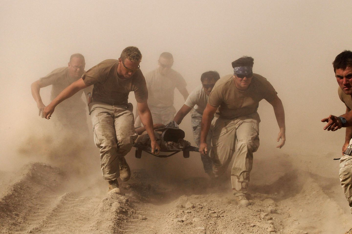 Rettung  Eine Explosion! Soldat verletzt! Seine Kameraden von der US-Navy tragen den Verwundeten zu einem Hubschrauber, der ihn ins Lazarett fliegen wird. Eine Szene aus der Provinz Kandahar im Süden Afghanistans. Der "Krieg gegen den Terror" fordert immer neue Opfer – unter den Soldaten, unter den Taliban, unter Zivilisten. Vorausgegangen waren die Anschläge vom 11. September 2001. Schon einen Monat später beginnt die Operation "Enduring Freedom" unter Führung der USA. Im Visier: Terroristen und ihre Unterstützer. Der Krieg in Afghanistan wird insgesamt 20 Jahre dauern. Zwar gelingt es der Allianz zunächst, das Taliban-Regime zu stürzen und die Islamisten für mehrere Jahre zu schwächen. Aber mit dem chaotischen Rückzug des Westens aus dem Land 2021 sind die alten Herrscher wieder an der Macht.