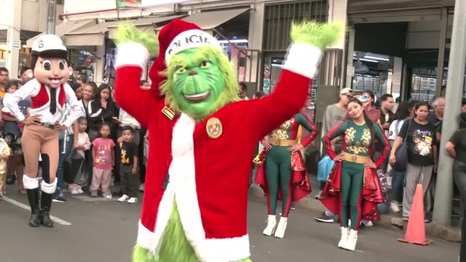 Video: Hände hoch! Hier kommt der Weihnachtsmann Video: Hände hoch! Hier kommt der Weihnachtsmann