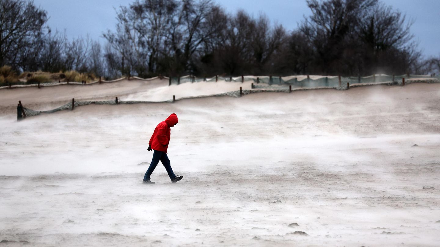 Mann am Strand von Warnemünde