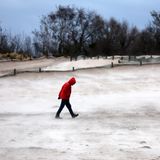 Mann am Strand von Warnemünde