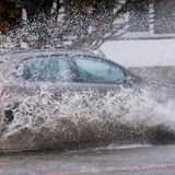 Sturm: Auto fährt durch Riesenpfütze