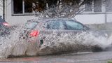 Sturm: Auto fährt durch Riesenpfütze