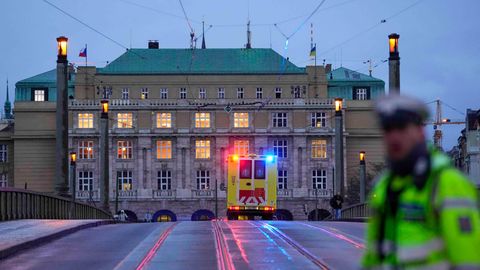Ein Krankenwagen fährt in Richtung des Gebäudes der Philosophischen Fakultät der Karls-Universität in Prag