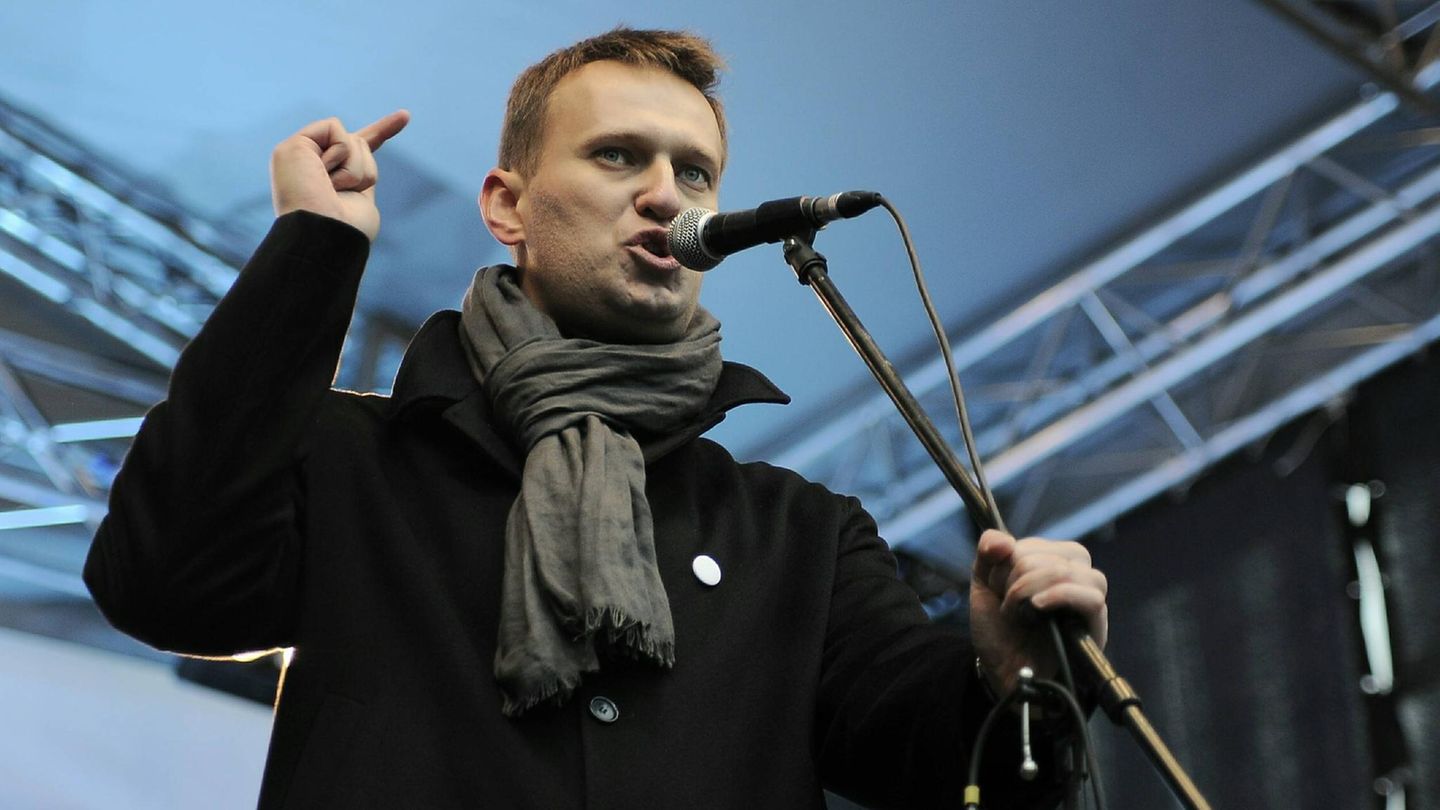 Alexej Nawalny 2011 gestikuliert bei einer Rede auf der Bühne