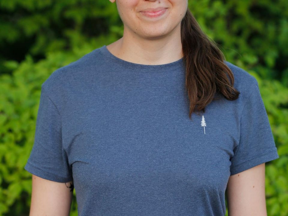 Junge Frau mit dunklen Haaren Junge Frau mit dunklen Haaren