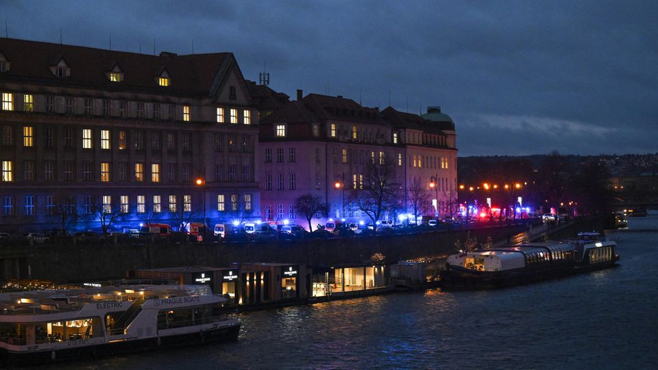 Polizei und Rettungsdienst waren mit einem Großaufgebot an der Karls-Universität in Prag vor Ort