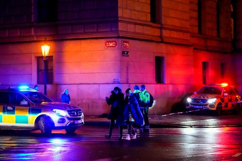 Überlebende der Gewalttat von Prag verlassen den Bereich um die Universität