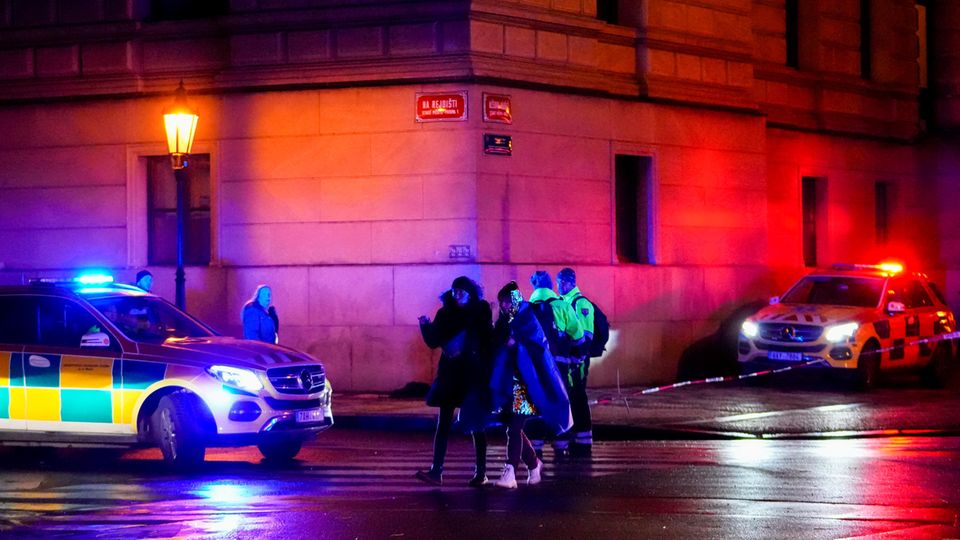 Prag: Horror dauerte nur wenige Minuten –am Ende sind 15 Menschen tot Überlebende der Gewalttat von Prag verlassen den Bereich um die Universität