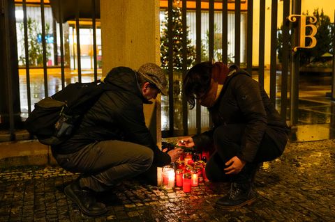 Zahlreiche Menschen sind noch in der Nacht zur Prager Universität gekommen, um Kerzen für die Opfer des Angriffes aufzustellen