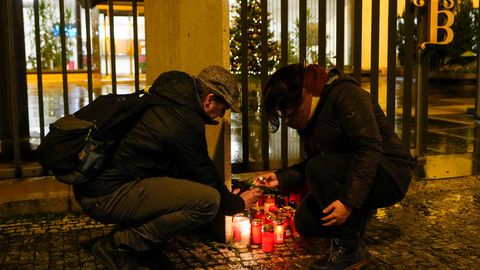 Zahlreiche Menschen sind noch in der Nacht zur Prager Universität gekommen, um Kerzen für die Opfer des Angriffes aufzustellen