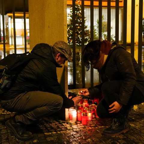 Zahlreiche Menschen sind noch in der Nacht zur Prager Universität gekommen, um Kerzen für die Opfer des Angriffes aufzustellen