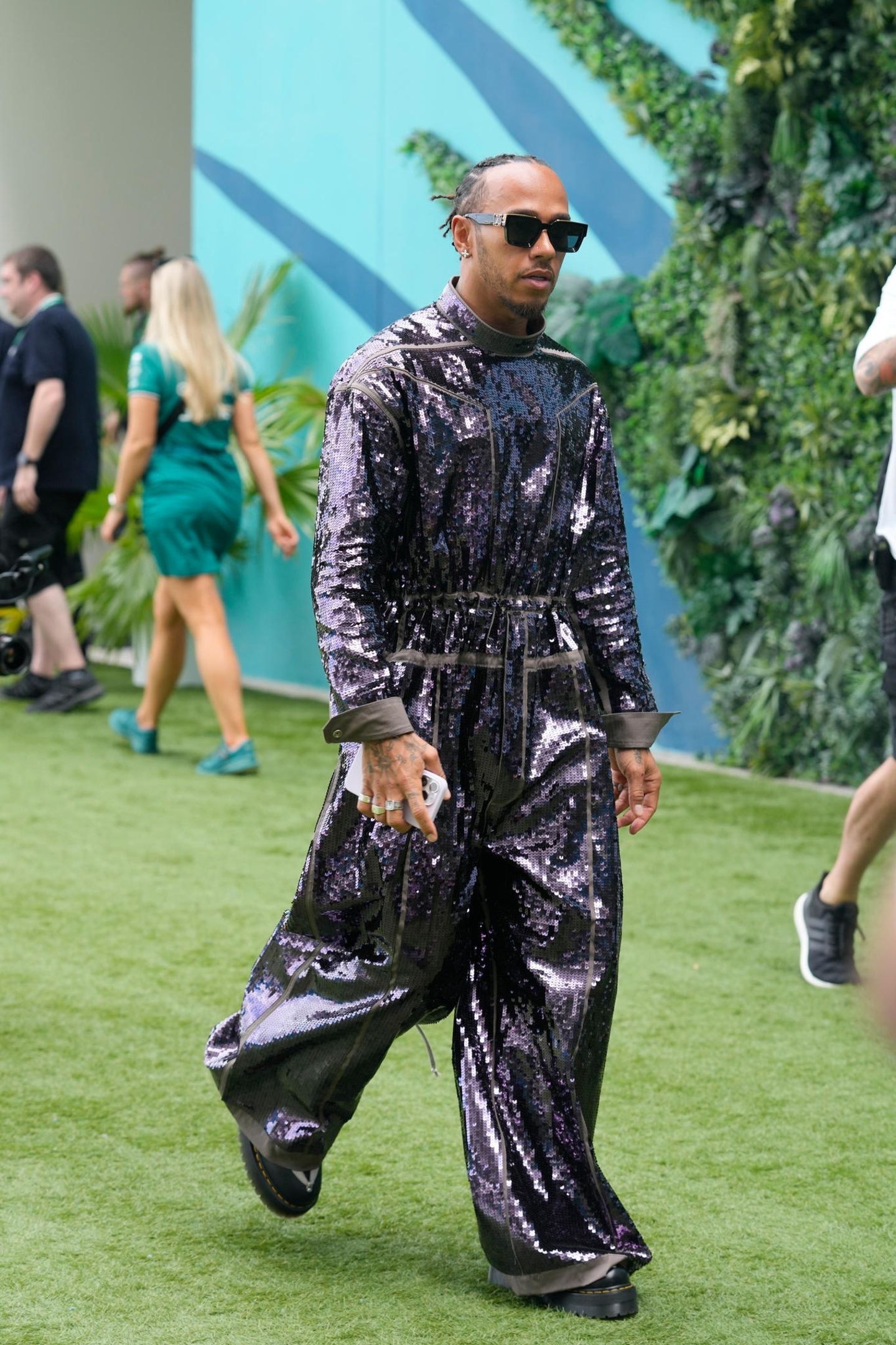 Lewis Hamilton Lewis Hamilton im blauen Glitzer-Overall beim Miami Grand Prix