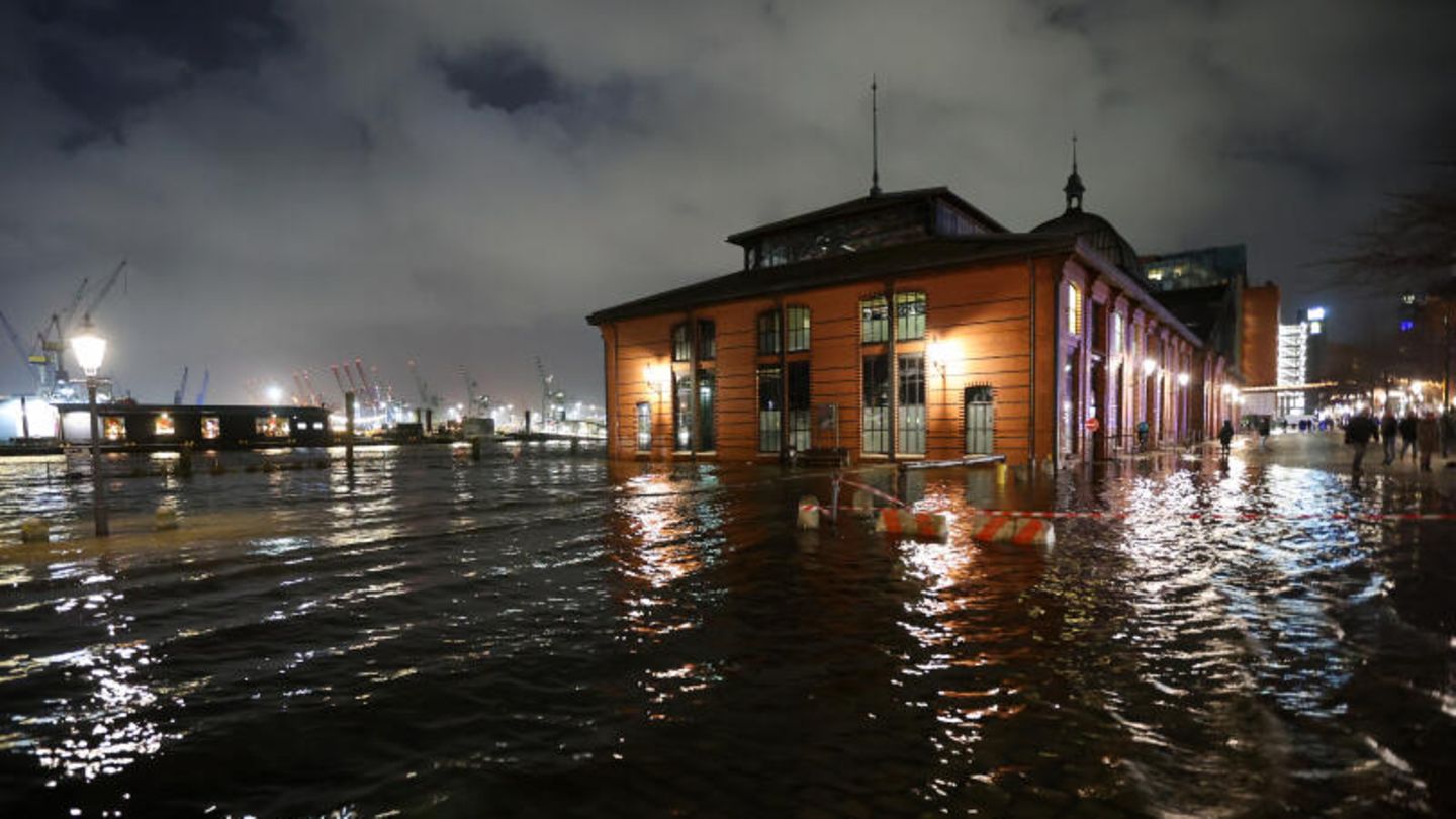 Hamburger Fischmarkt steht unter Wasser