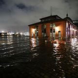Hamburger Fischmarkt steht unter Wasser