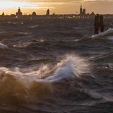 Wellen brechen sich am Strand von Altefähr auf der Insel Rügen