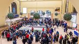 Zahlreiche Reisende warten am Abend im Hauptbahnhof vor einem Informationsschalter