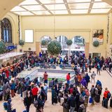 Zahlreiche Reisende warten am Abend im Hauptbahnhof vor einem Informationsschalter