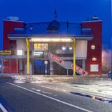 Hohe Wellen brechen sich an den Fähranlegern der Nordseefähren in Dagebüll