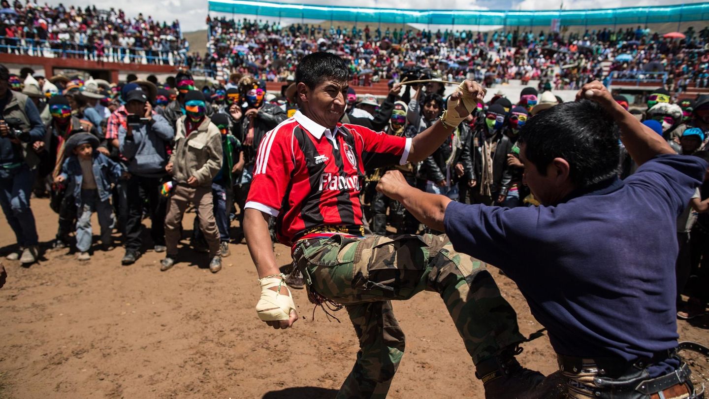 Zwei Männer prügeln sich beim Takanakuy-Festival in Peru