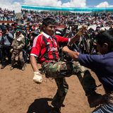 Zwei Männer prügeln sich beim Takanakuy-Festival in Peru